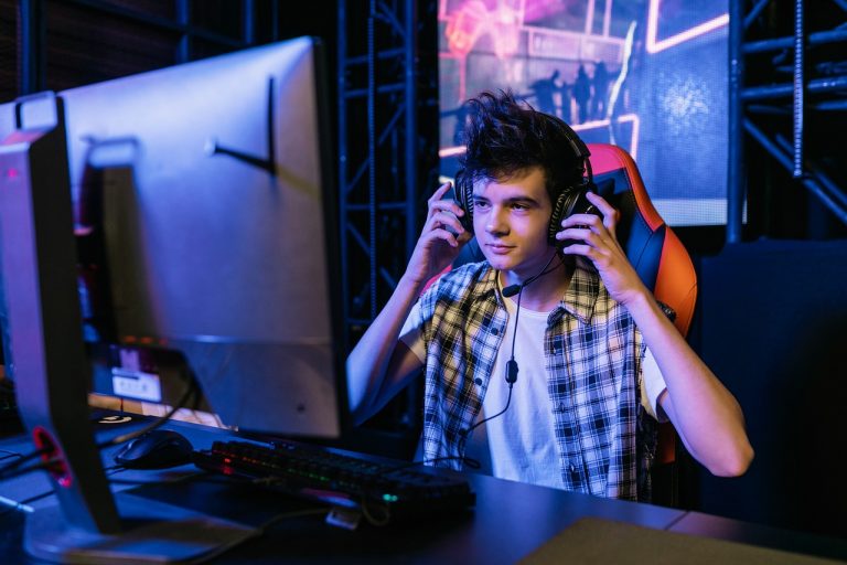 E-sports Essentials: Gear Guide for Competitive Gamers